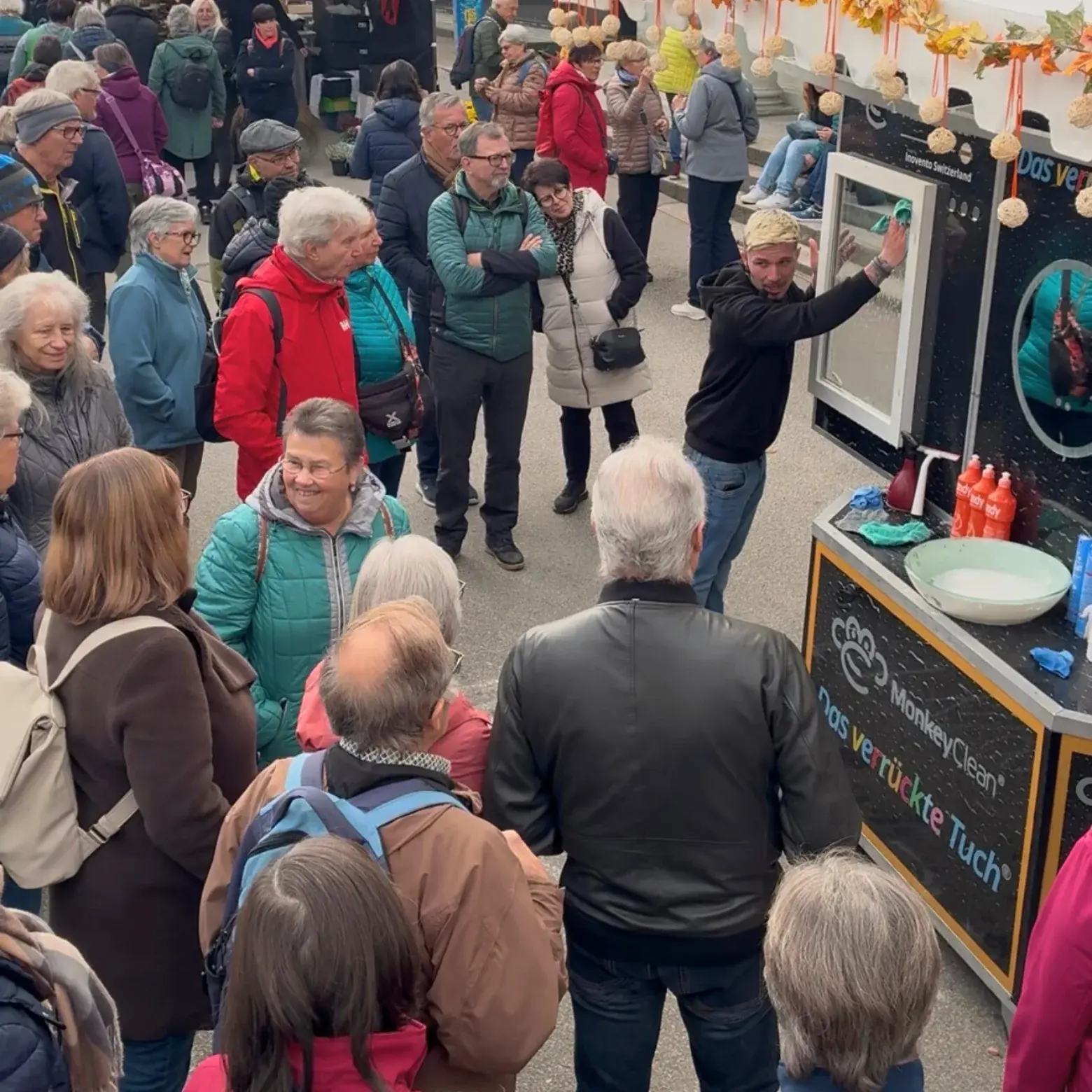 Joy führt MonkeyClean am Marktstand vor Publikum vor